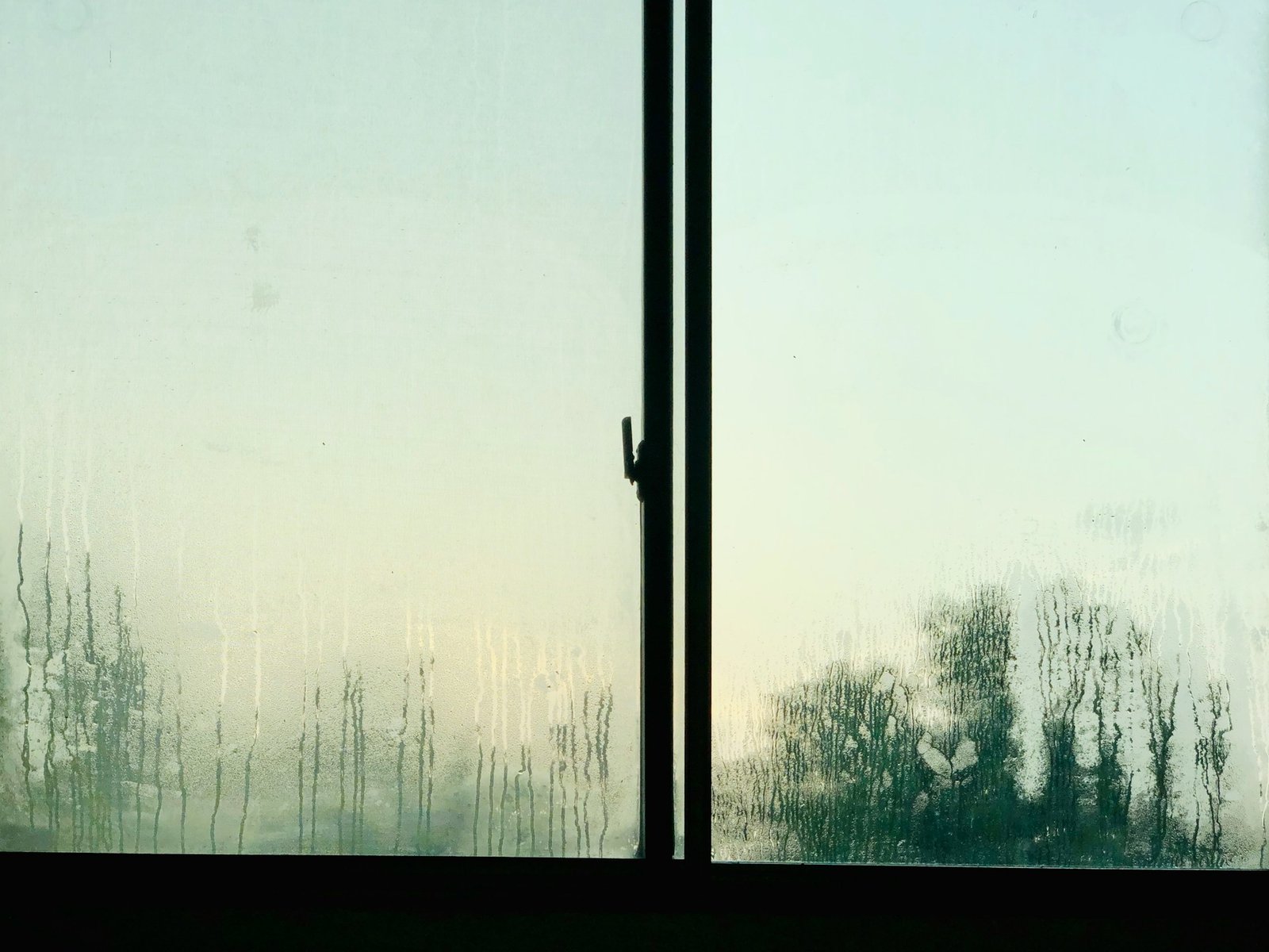 Doppelt verglastes Fenster mit Kondenswasser innen