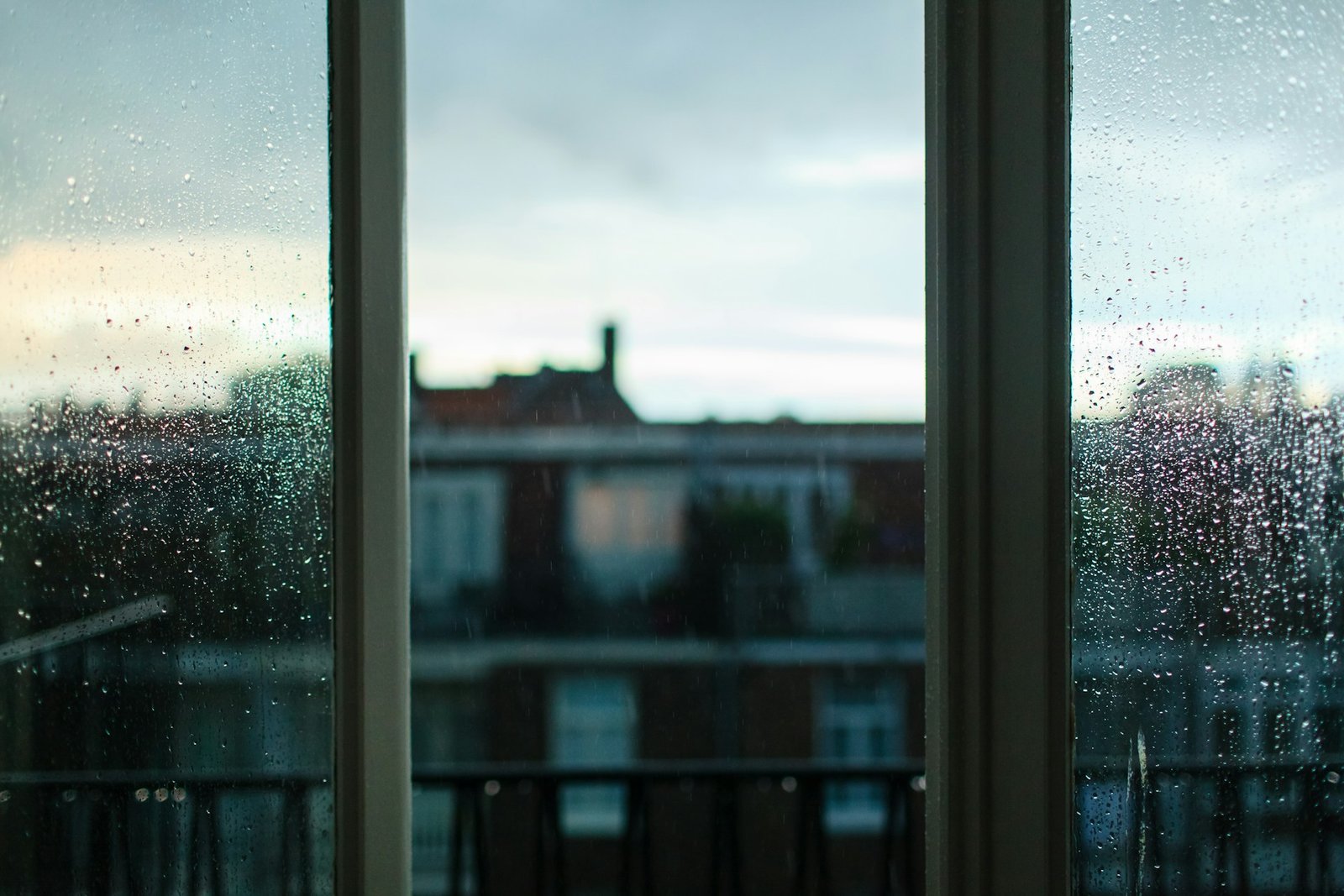 Offenes Fenster mit Feuchtigkeit