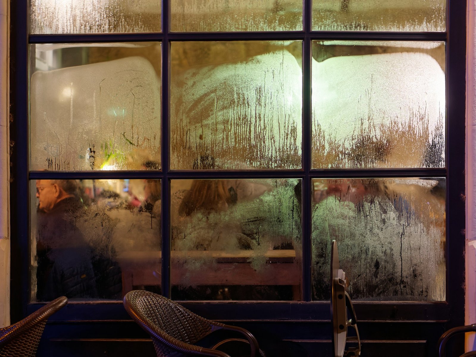 Fensterscheibe mit leichtem Kondenswasser während des Lüftens