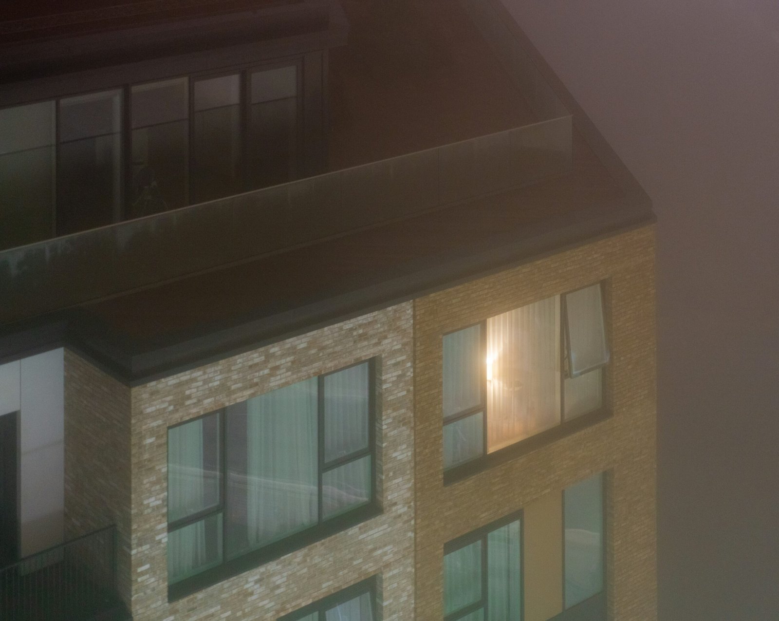 Fensterscheibe mit Kondenswasser in einem dunklen Raum