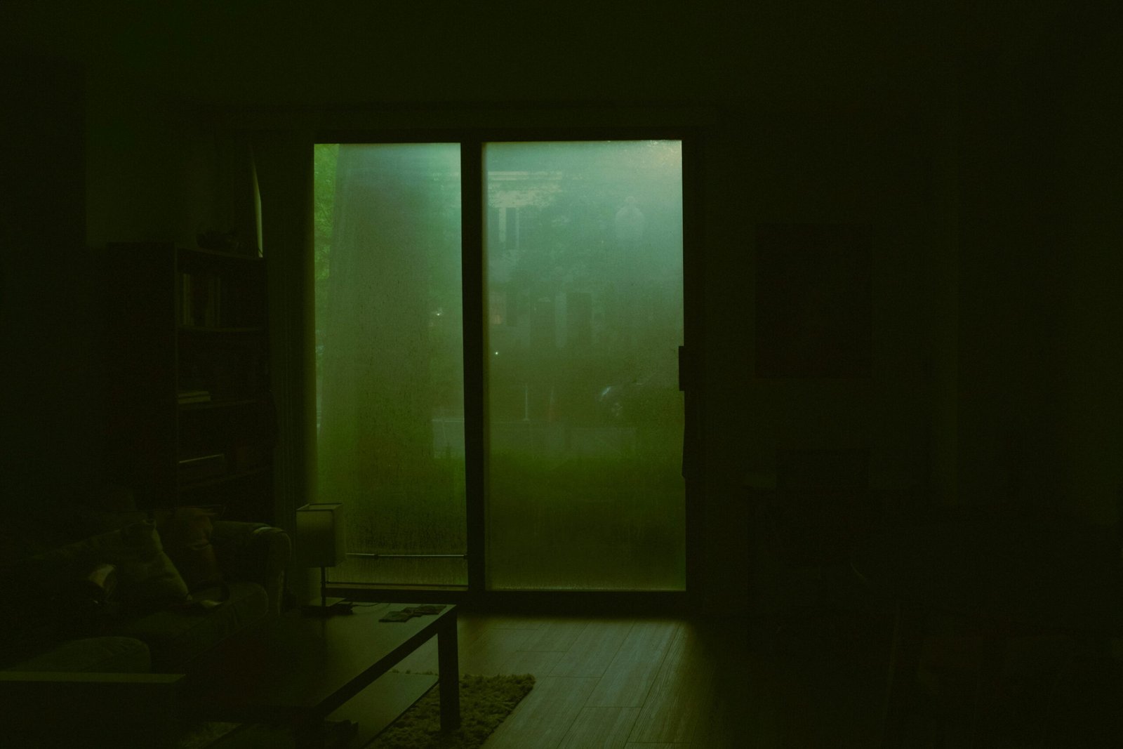 Fensterscheibe mit Kondenswasser in einem beheizten Raum