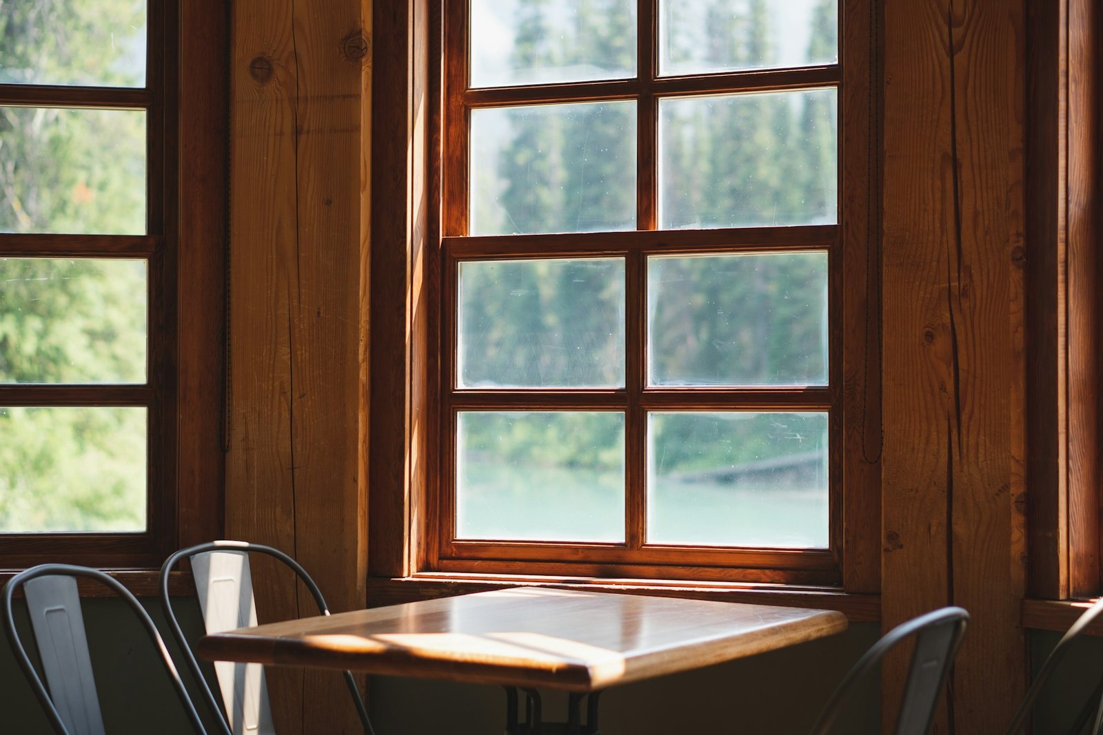 Beschlagene Fensterscheibe mit Kondenswasser auf der Innenseite