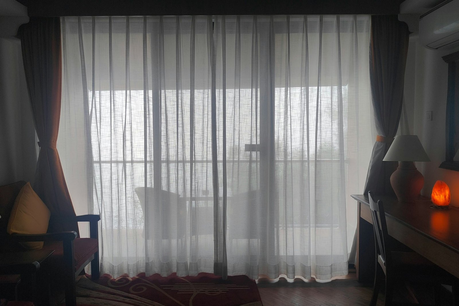 Fensterscheibe mit Kondenswasser nach Renovierungsarbeiten im Raum