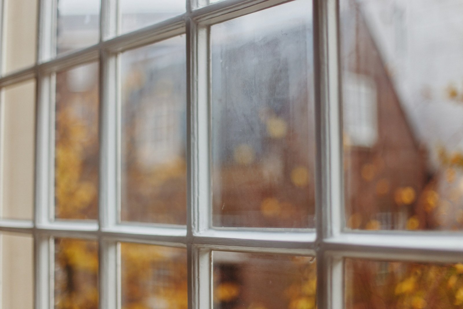 Fenster im Kinderzimmer mit kleinen Wassertropfen auf der Innenseite