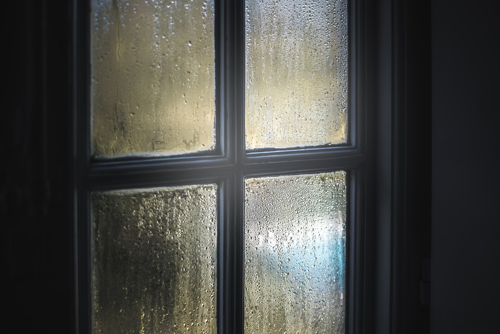 Angelaufene Fensterscheibe von innen im Detail
