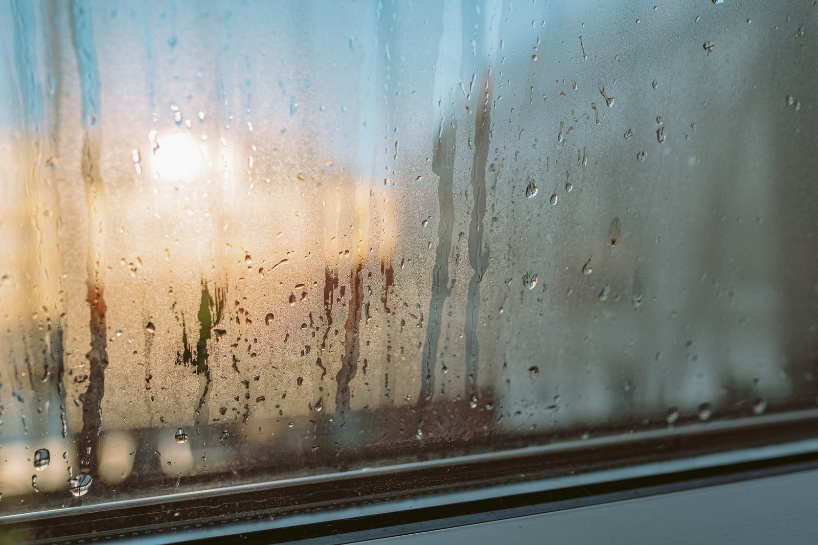 Beschlagenes Fenster im Morgenlicht richtig deuten