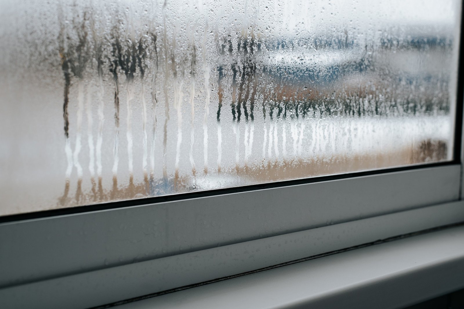 Beschlagenes Fenster von innen mit Kondenswasser