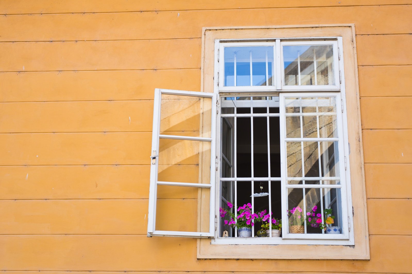 Fenster mit Kondenswasser beim Lüften