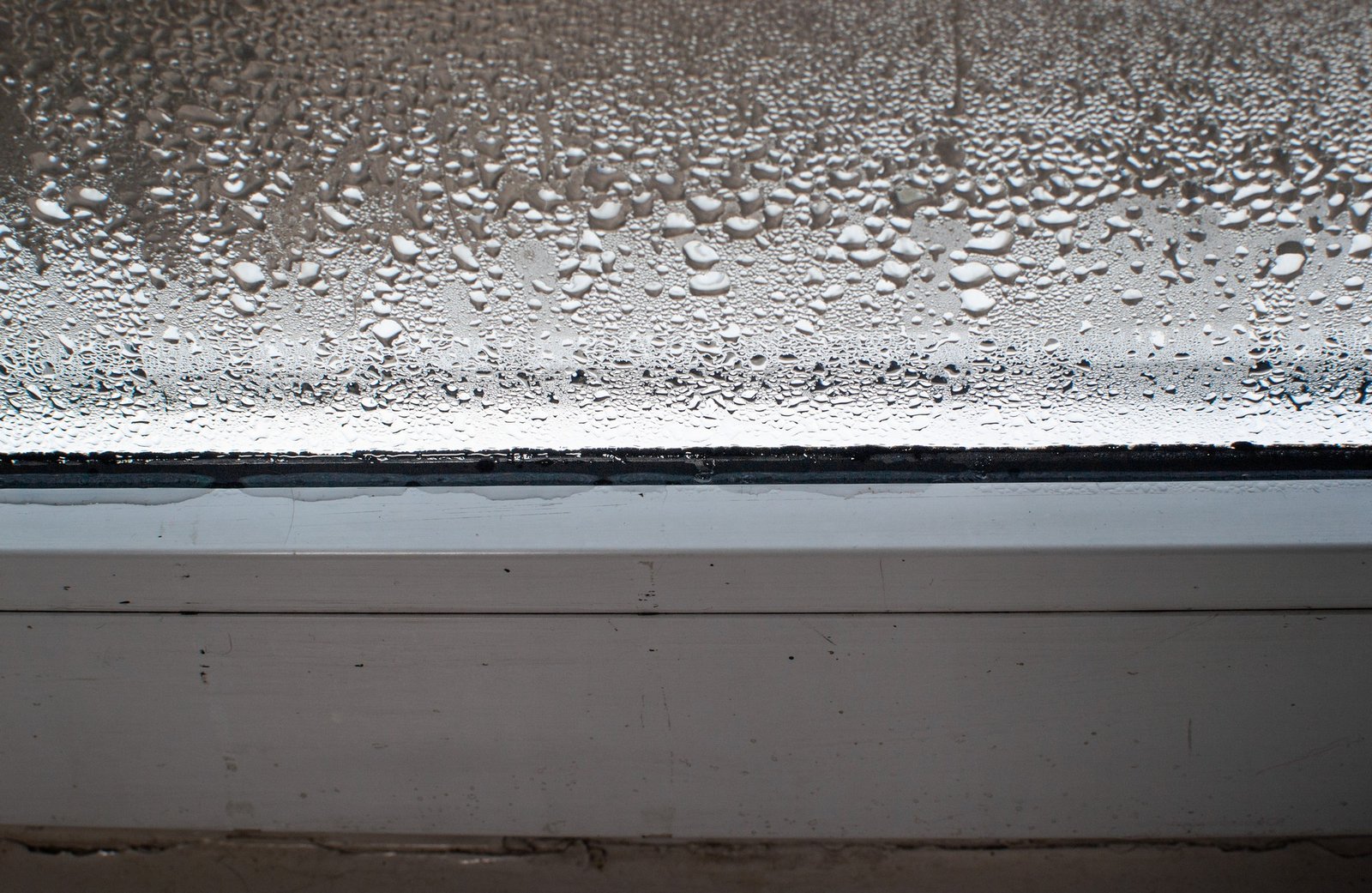 Dauerhaft beschlagene Fenster von innen