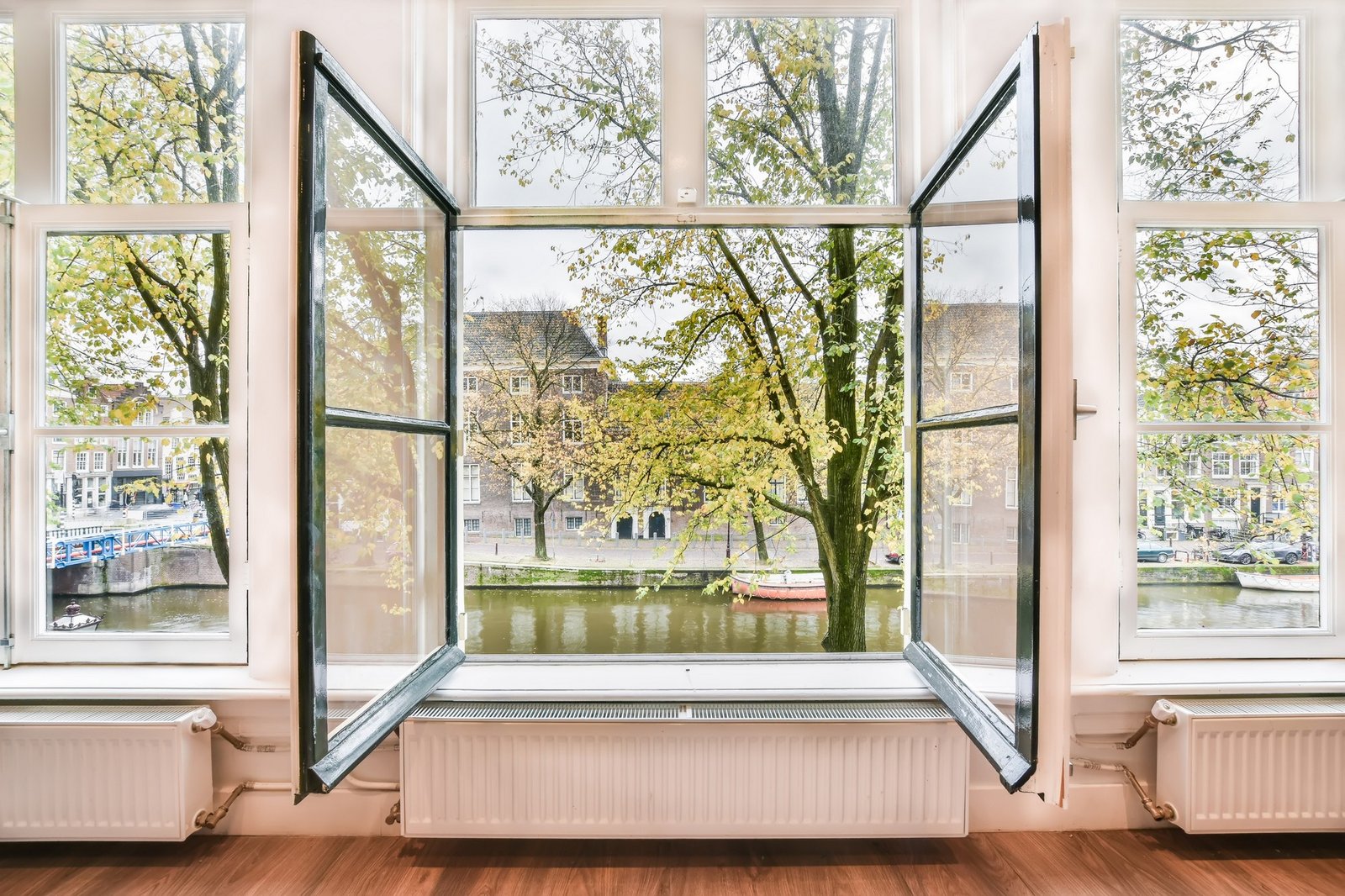 Geöffnetes Fenster beim Lüften im Winter