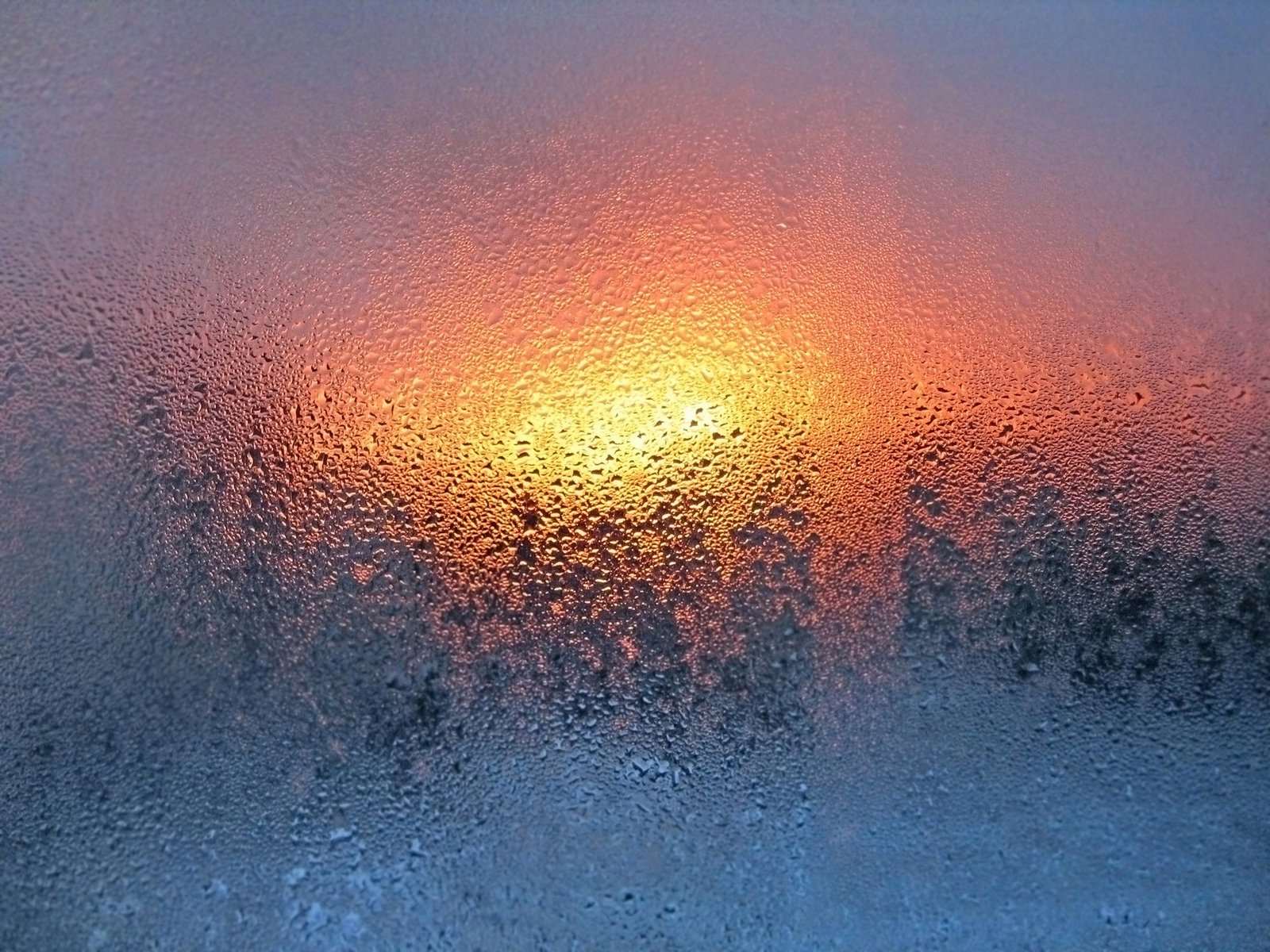 Wasser läuft an Fensterscheibe innen herunter